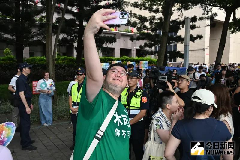 ▲民眾黨黨公職參加「第22屆台灣同志遊行」，網紅「四叉貓」前來拍照打卡嗆聲。（圖／記者林調遜攝，2024.10.26）