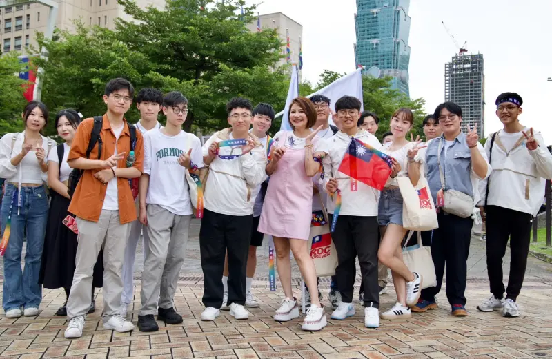 ▲國民黨立委陳菁徽與青年團現身同志遊行力挺多元價值。（圖／國民黨提供）