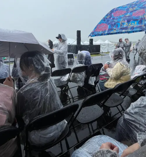 ▲開場前現場突然降下大雨，觀眾紛紛撐起雨傘、穿雨衣，但仍有不少人被淋濕。（圖／記者朱祖儀攝）