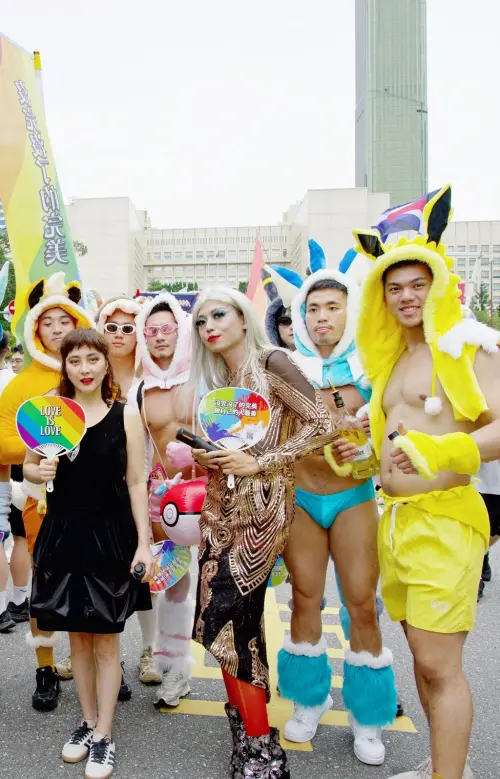 ▲力挺LGBTQ+！何超儀率領9位「伊布猛男」現身台灣同志遊行：感受到滿滿的愛。（圖／825電影提供）