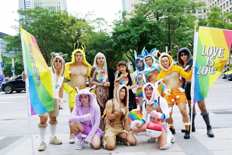 ▲何超儀（後排左四）力挺LGBTQ+，首度參加台灣同志遊行，還率領變裝皇后飛帆及9位「伊布猛男」現身，並沿路發3千份應援物。（圖／825電影提供）