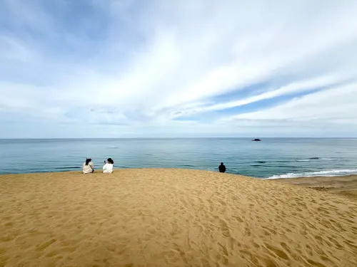 ▲鳥取砂丘位於山陰海岸地質公園，沙丘地帶東西長（寬度）約達到16公里、南北則有2.4公里，來此可於沙上鳥瞰日本海。（圖／記者葉盛耀攝）