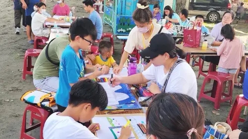 ▲「寫生活動」聚集了幼兒園及國小孩童共襄盛舉，畫出小朋友所看到的舊鐵橋濕地教育園區景象。（圖／記者陳美嘉翻攝）