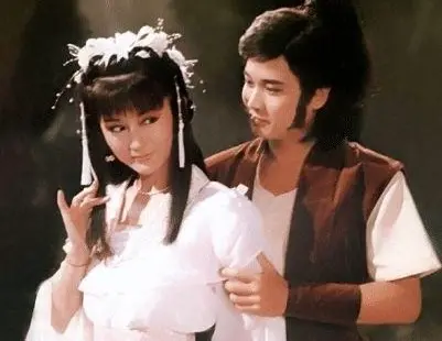 ▲潘迎紫（左）和孟飛主演的《神鵰俠侶》，在台播出締造收視熱潮，主題曲更傳唱至今。（圖／摘自微博）