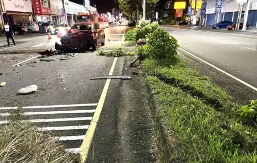 ▲26日深夜，宜蘭五結鄉光榮北路，發生一起死亡車禍，38歲陳姓男子駕駛紅色MINI Cooper，不明原因撞上分隔島，又失控衝到對向車道，事故共釀1死4傷。（圖／翻攝畫面）