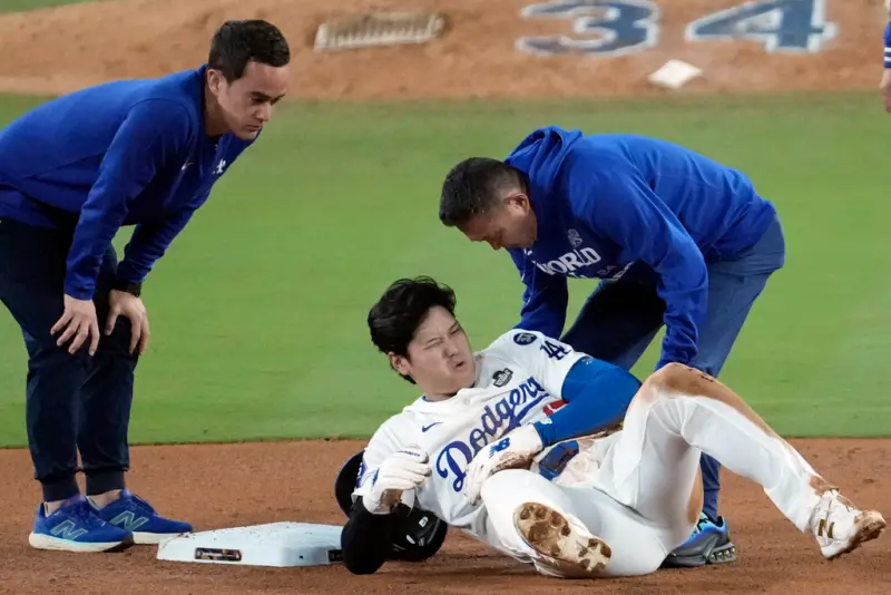 ▲洛杉磯道奇日籍球星大谷翔平,在世界大賽G2執行盜壘出現傷勢,總教練Dave Roberts透露,應該是左肩的半脫臼傷勢。(圖/美聯社/達志影像)