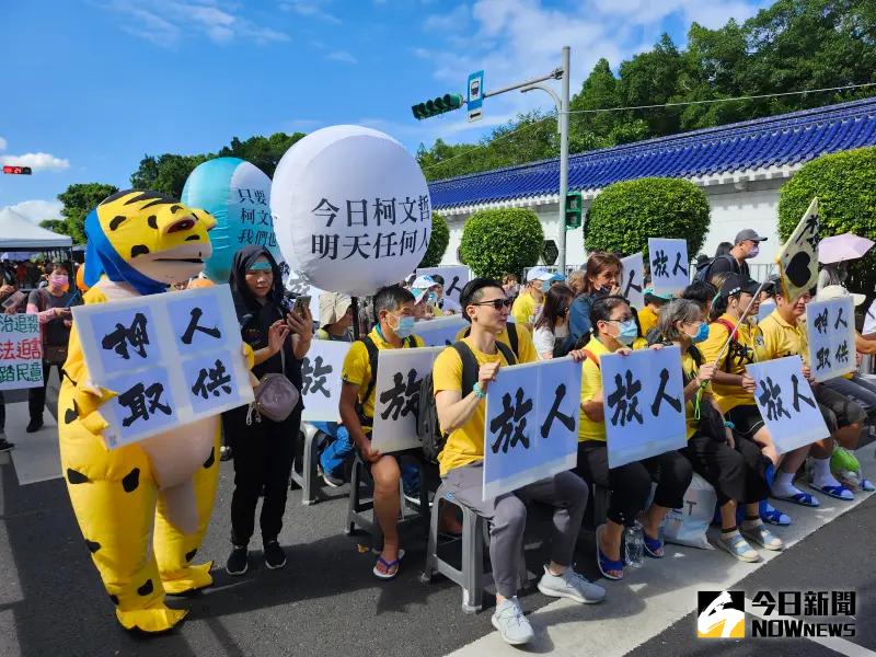 ▲民眾黨27日在中正紀念堂外愛國東路舉辦「賴政府搞什麼鬼」活動。（圖／記者吳翊緁攝）