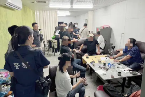 影／東港警突擊　偵破流動職業賭場
