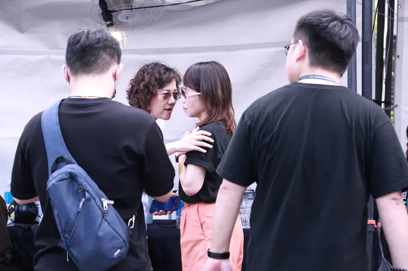 ▲柯美蘭來到集會現場，跟立委陳昭姿咬耳朵。（圖／記者吳翊緁攝，2024.10.27）