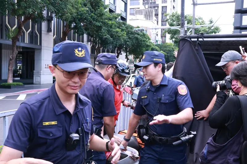 ▲路人阿北牽行機車闖入集會現場，被警方勸離。（圖／記者吳翊緁攝，2024.10.27）