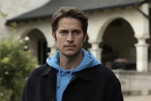 ▲盧卡斯巴禾因演出Netflix影集《艾蜜莉在巴黎》迅速走紅，第5季中仍會出現，戲外正在和《生命中的美好缺憾》女主角雪琳伍德莉交往中。（圖／摘自IMDb）