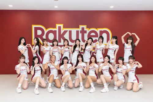 ▲樂天女孩手比愛心大合照（圖／樂天桃猿提供）