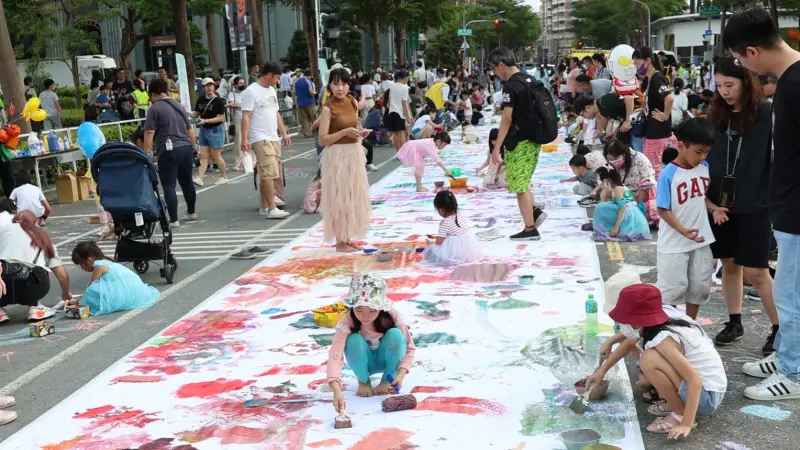 ▲ 「封街塗鴉」活動吸引了許多大朋友、小朋友參與。（圖／高市府教育局提供）