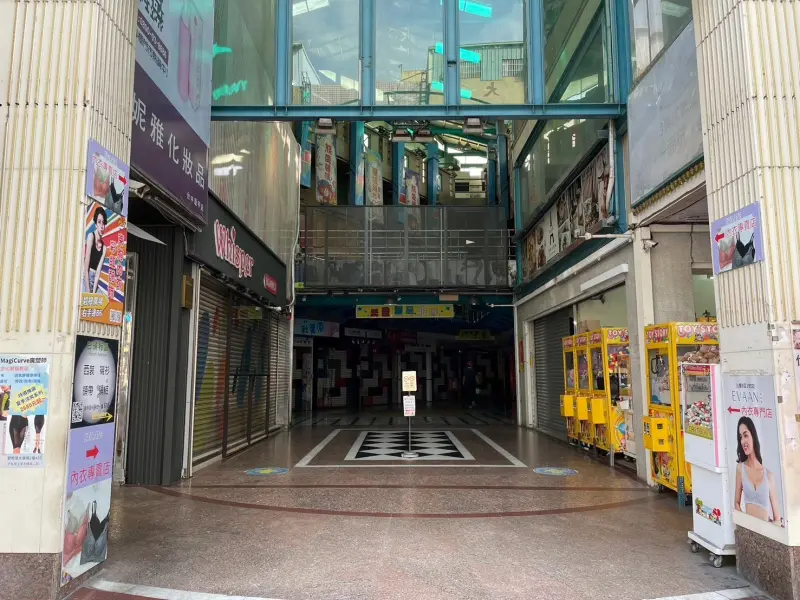 ▲往年水泄不通的逢甲夜市碧根廣場,被網友形容「暗暗的,裡面一堆算命的店家,逛起來氣氛超怪」。(圖/台中市議員林祈烽提供,2024.10.28)