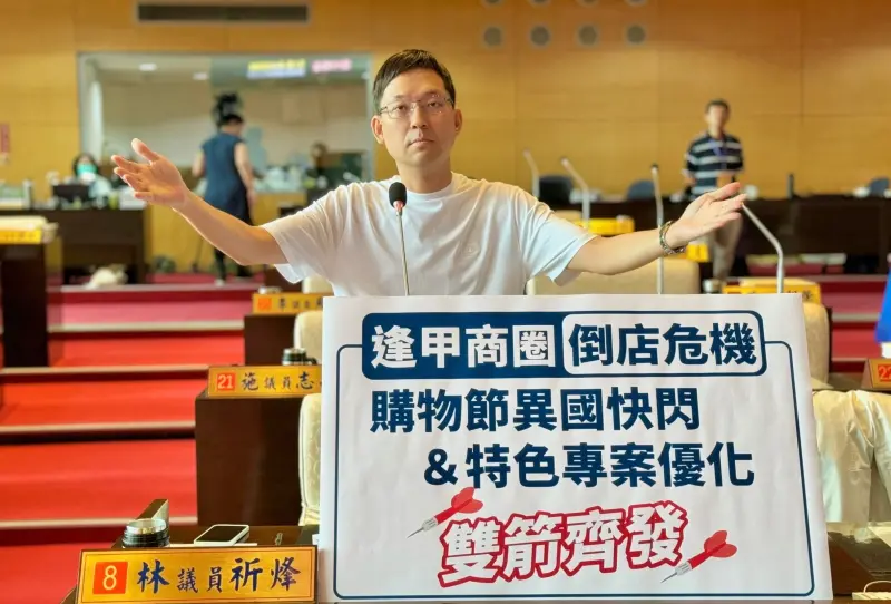 ▲林祈烽指出逢甲商圈快速沒落中,如今排隊人潮只集中在特定攤位。(圖/台中市議員林祈烽提供,2024.10.28)