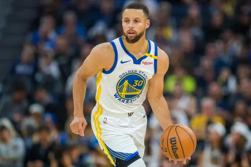 ▲金州勇士一哥Stephen Curry昨日在比賽過程中2度扭傷腳踝，稍早勇士球團也更新狀況，Curry的傷勢結果顯示沒有結構性損傷，確認傷情為左腓骨肌拉傷，他預計將在週五重新接受評估。（圖／美聯社／達志影像）