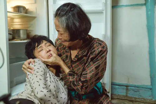 ▲杜蕾（左）在劇中飾演小兒麻痺患者。（圖：大愛電視提供）