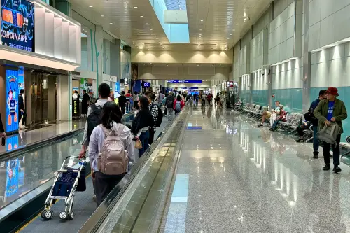 康芮颱風來襲,想出國的旅客擔心自己原訂航班是否有異動,可上網查詢。(圖/記者葉盛耀攝) ▲此時11月是出國的好時機,偏遇康芮颱風來襲,想出國的旅客擔心自己原訂航班是否有異動,可上網查詢。(圖/記者葉盛耀攝)