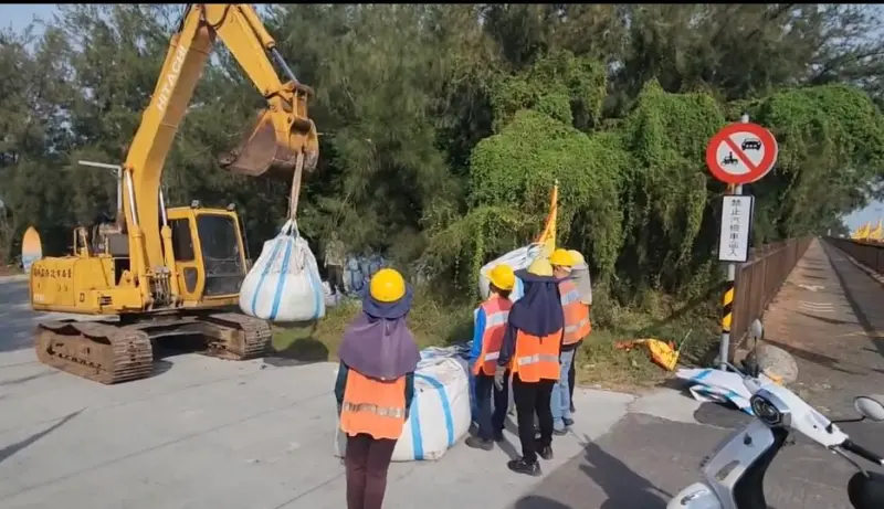 ▲康芮颱風持續朝台灣東南部海域靠近，且暴風範圍有擴大趨勢，台南市長黃偉哲今(30)日要求市府團隊提高戒備、加強防颱整備。(圖／南市府提供)