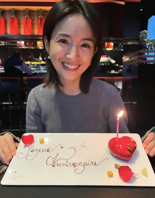 ▲林依晨端起小蛋糕慶生,許願「希望能對世界釋出更多善意」。(圖/林依晨IG) ▲林依晨端起小蛋糕慶生,許願「希望能對世界釋出更多善意」。(圖/林依晨IG)
