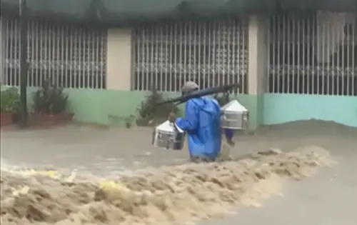 影／颱風天還在賣米糕！菲男風雨中扛扁擔狂搖　路人看傻眼
