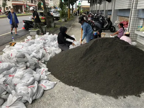 颱風康芮「免費沙包哪裡領、怎麼堆、防水閘門安裝」　防颱一次看
