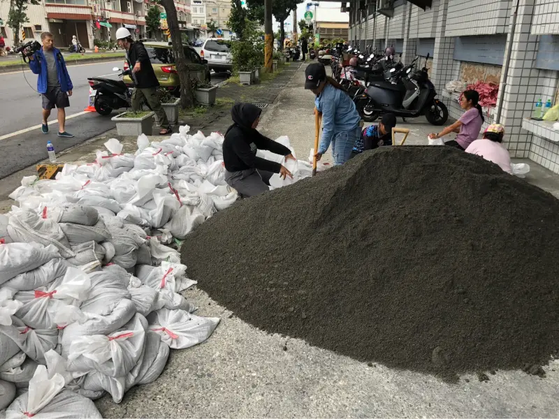 ▲台東市公所清潔隊一樓騎樓今（30）午2時至5時開放領沙包，每人限領5包。（圖／記者嚴俊強攝）