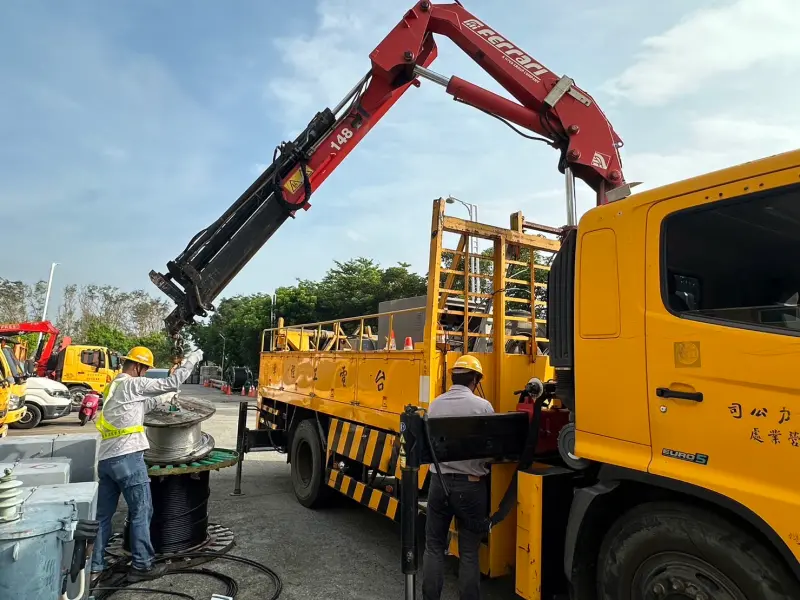 ▲颱康芮颱風逼近前，台電屏東區營業處超前部署大小型工程車應急設備。（圖／台電屏東區營業處提供）