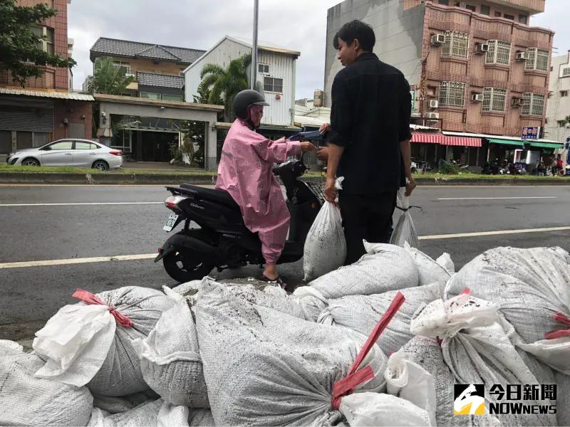 ▲《NOWnews今日新聞》台東直擊，台東市長表示，康芮颱風來襲前備戰，6千包沙袋目前發送狀況，只剩下不到2千包。（圖／NOWnews攝影中心）