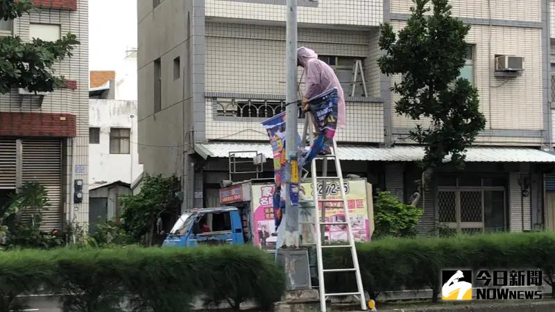 ▲強颱康芮來勢洶洶，台東當地的風雨在2小時內急速增強，不少民眾急著在街頭堆沙包、爬梯子拆掉廣告布條，為防颱做準備。（圖／NOWnews攝影中心）