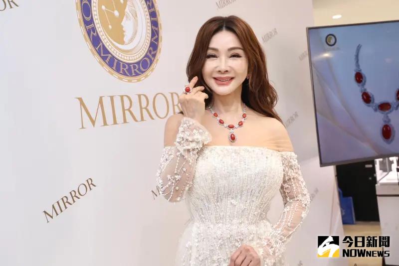 ▲68歲女星陳美鳳原想出門買年節花，卻因邊走邊滑手機，意外在路上摔倒導致骨裂，醫生檢查後告知好消息，骨裂部位沒有移位，讓她鬆了一口氣。（圖／記者李政龍攝）