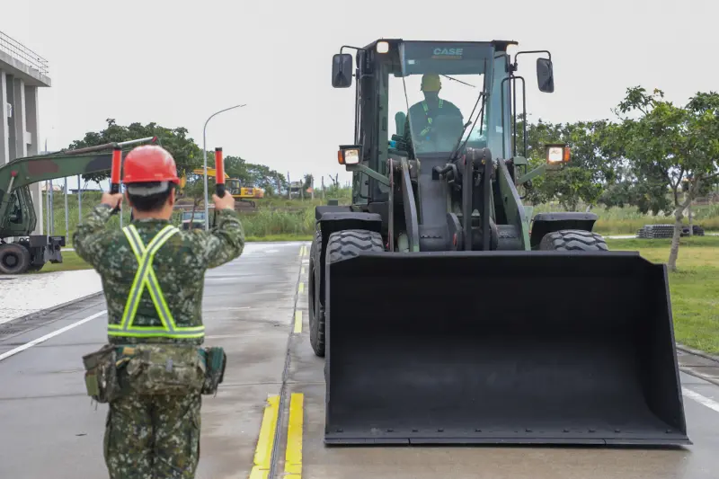 ▲康芮颱風來襲，第二作戰區待命應援工兵機具完成整備。（圖／陸軍司令部提供）