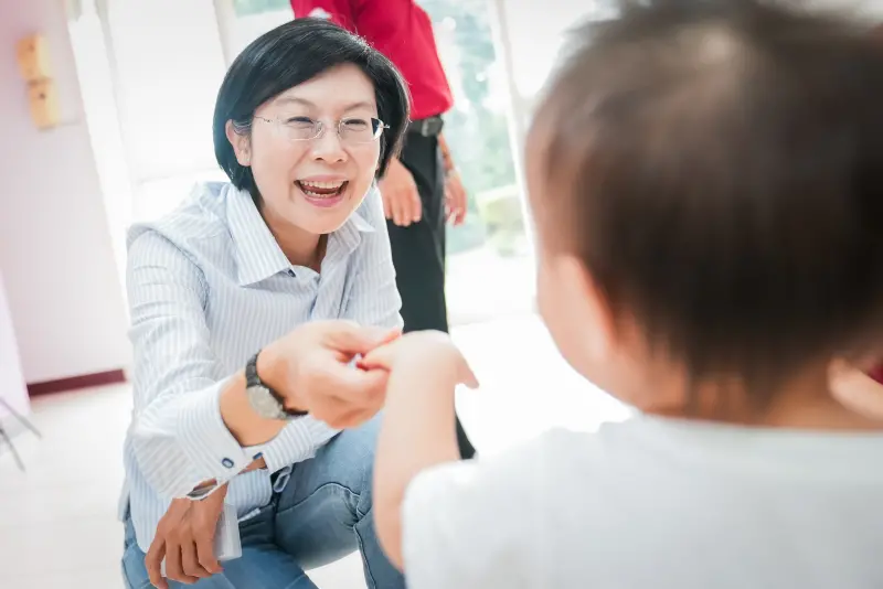 ▲林岱樺除親手發送適合幼童食用的寶寶餅乾，也希望能透過這份心意，讓孩子們感受到來自社會的愛與祝福。（圖／立委林岱樺辦公室提供）