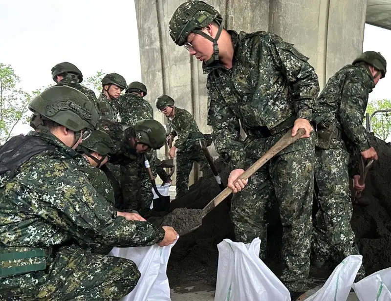 ▲第三作戰區官兵於宜蘭壯圍、南澳協助沙包裝填。（圖／第三作戰區提供）