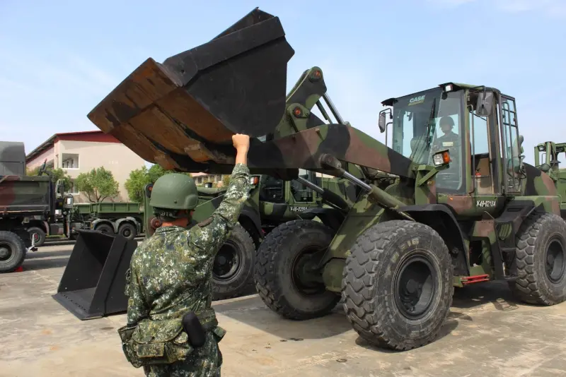 ▲54工兵群檢整工兵機具待命支援。(圖/第四作戰區提供)