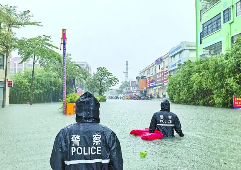 ▲颱風潭美（Trami）雖未直接影響台灣，但是在菲律賓與中國海南造成災情，海南三亞28日遭遇暴雨侵襲，市區路面積淹水嚴重。（圖／翻攝自微博）