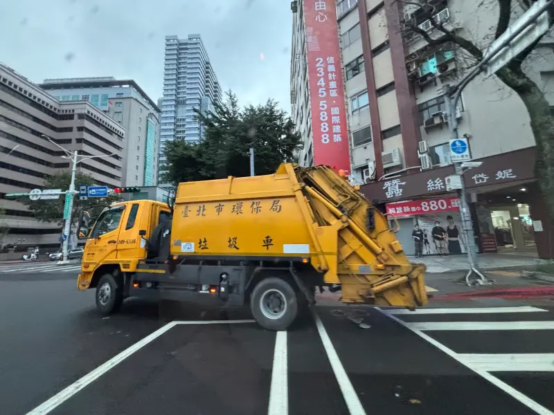 ▲康芮颱風挾強風暴雨來襲，22縣市10月31日全面停班停課。颱風天有垃圾車嗎？《NOWnews》整理全台垃圾車清運時間調整。（圖／記者徐銘穗攝）