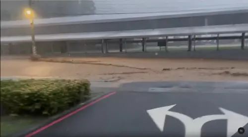 ▲康芮颱風已為花蓮卓溪鄉帶來災情，鄉公所前道路已遭土石河覆蓋。（圖／shenwei0629提供。）