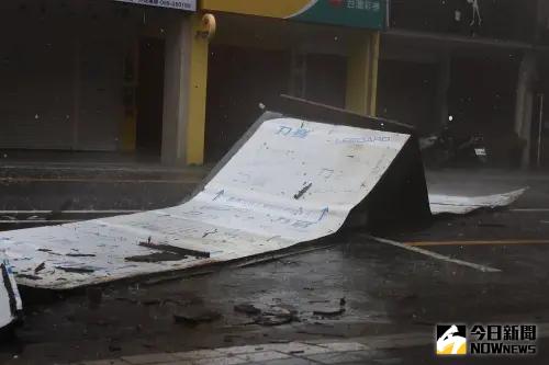 ▲台東直擊／台東高中路樹倒塌！滿地樹枝、三角錐　機車騎士牽車險騎不動。（圖／記者朱永強攝）