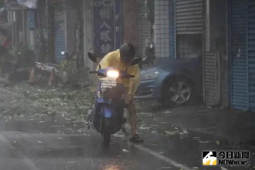 ▲台東直擊／台東高中路樹倒塌！滿地樹枝、三角錐　機車騎士牽車險騎不動。（圖／記者朱永強攝）