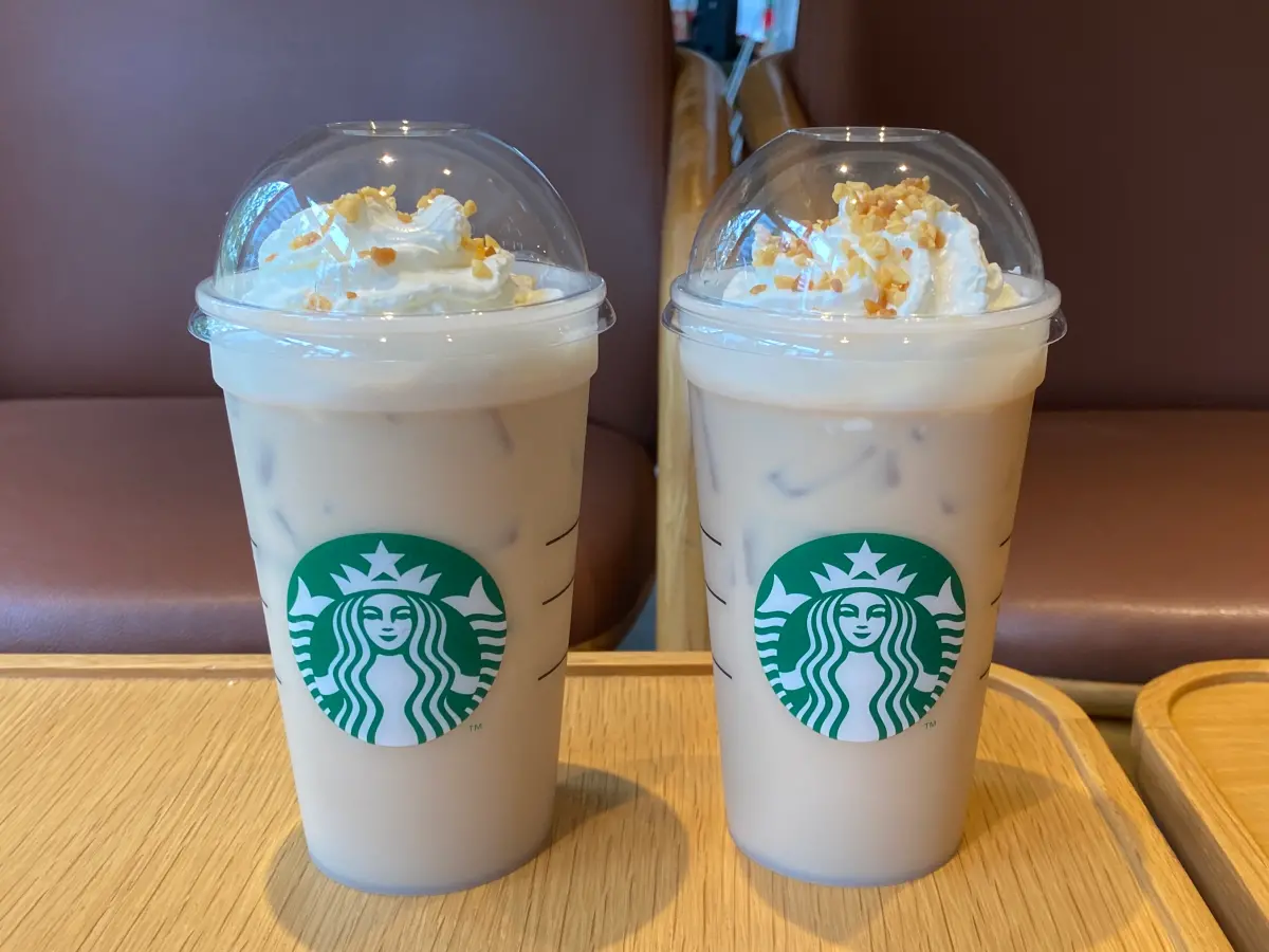 ▲2025星巴克「太妃核果風味那堤」回歸，11月4日「金星耶誕派對」搶先喝，全台45家指定門市一次整理；台灣市場限定「星品牌風格GIANT熊寶寶」，節慶不鏽鋼杯、水壺、薑餅人置物盤耶誕商品先看。（圖／記者蕭涵云攝）