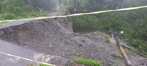 強颱康芮襲台傳災情！花蓮瑞穗鄉鶴岡村路基崩塌、明里便橋遭沖毀
