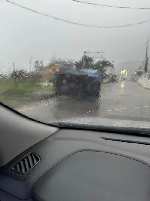 蘭嶼刮17級超狂暴風 直擊吹翻小貨車
