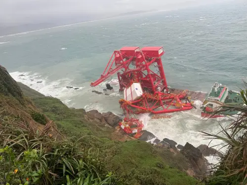 影／中國貨輪鈺洲啟航輪卡野柳棄船　2台起重機掉落恐漏油
