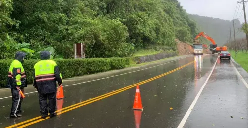 康芮颱風暴雨襲台！台7丙線邊坡驚傳坍方　尚未恢復雙向通行
