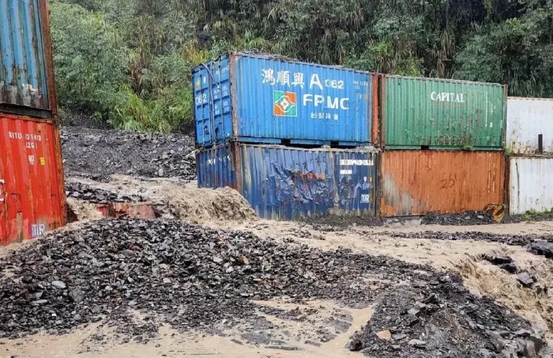 ▲康芮颱風挾風雨襲台，南投縣仁愛鄉力行產業道路（投89線）14.8公里處，發生路面土石流造成坍方，現場中斷無法通行。（圖／翻攝畫面）