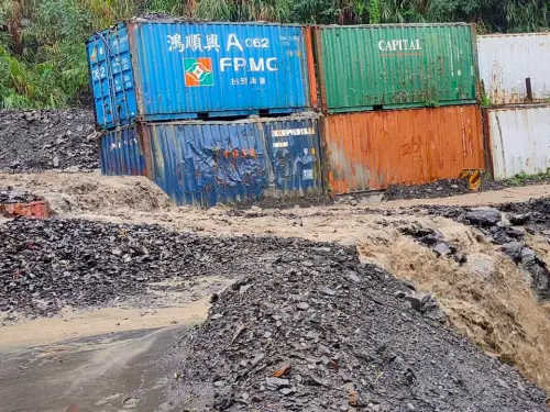 ▲康芮颱風挾風雨襲台，南投縣仁愛鄉力行產業道路（投89線）14.8公里處，發生路面土石流造成坍方，現場中斷無法通行。（圖／翻攝畫面）