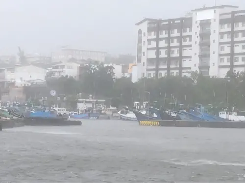 ▲強颱康芮直撲台灣，記者現場直擊台東漁港，風雨相當驚人。（圖／NOWnews攝影中心）