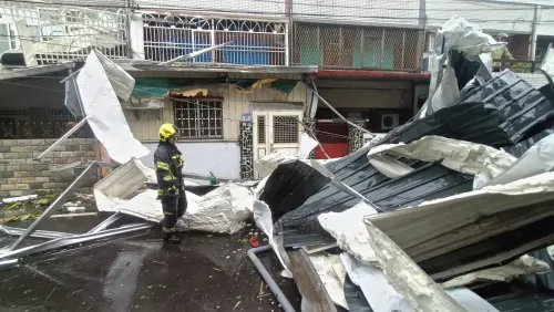 康芮颱風挾風雨襲台！花蓮新城鄉民宅屋頂被吹垮、鐵皮建材散落
