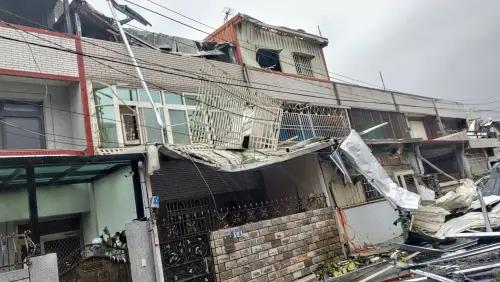 ▲康芮颱風挾風雨襲台，花蓮縣新城鄉康泰街，有民宅屋頂被吹垮，鐵皮建材散落一地，場面怵目驚心。（圖／翻攝畫面）